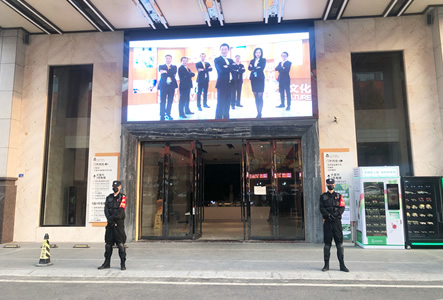 商場保安站崗